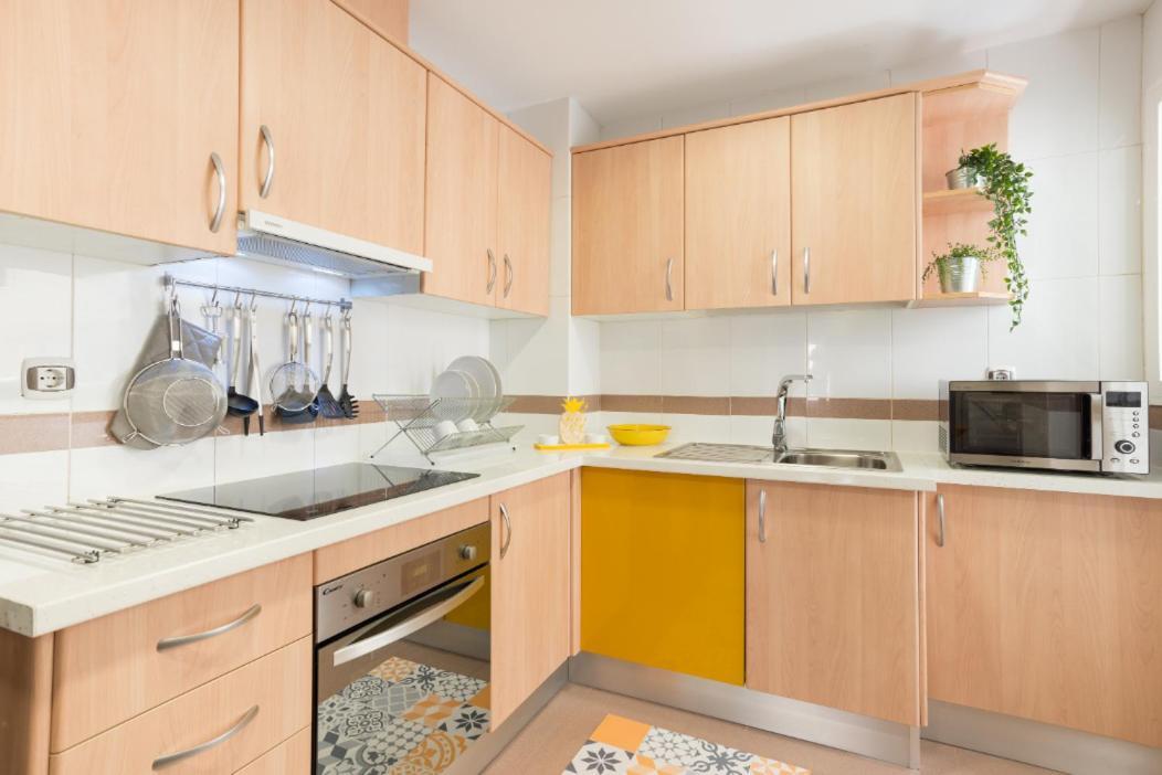 מאלגה Charming Apartment On The Beach - Pool And Parking מראה חיצוני תמונה